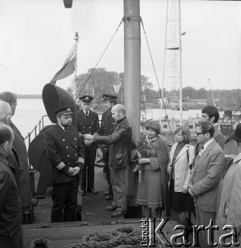 Lata 70., Szczecin, Polska.
Zawieszenie bandery na statku.
Fot. Maciej Jasiecki, zbiory Ośrodka KARTA