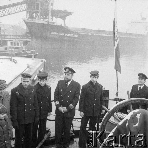 Lata 70., Szczecin, Polska.
Zawieszenie bandery na statku.
Fot. Maciej Jasiecki, zbiory Ośrodka KARTA