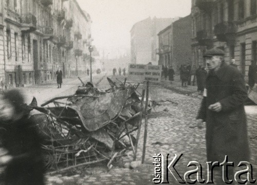 Po 1.09.1939, Warszawa, Polska.
Warszawska ulica.
Fot. NN, zbiory Ośrodka KARTA, udostępnił Roman Trojanowicz