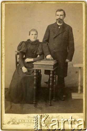 II poł. XIX wieku, brak miejsca.
Portret małżeński wykonany w atelier fotograficznym. U dołu podpis 