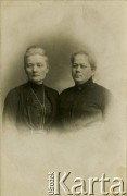 Ok. 1900, Imperium Rosyjskie.
Karta pocztowa przedstawiająca portret dwóch kobiet. Na odwrocie nieczytelny list i napis: 