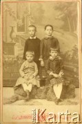 1884, Mińsk, Imperium Rosyjskie.
Justyn, Elżbieta i Władysława Piekarscy oraz Janka Gorajska. Fotografia wykonana w atelier fotograficznym 