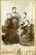 1895, Mińsk, zabór rosyjski.
Ewelina Piekarska z córkami - Elżbietą, Władysławą i Józefą. Fotografia wykonana w atelier fotograficznym 