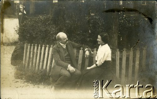1908, brak miejsca.
Aleksander (Oleś) i Józefa Januszkowscy na ławce przed domem.
Fot. NN, zbiory Ośrodka KARTA, przekazała Danuta Tyszyńska-Kownacka.
