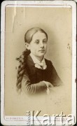 Ok. 1900, Mińsk, zabór rosyjski.
Portret Anieli, prawdopodobnie córki Olgi Aleksandrowicz. Zdjęcie wykonane w atelier fotograficznym 