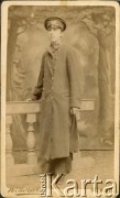 Ok. 1900, Mińsk, zabór rosyjski.
Portret Eugeniusza (Eużenka), prawdopodobnie syna Olgi Aleksandrowicz, w mundurku szkolnym. Zdjęcie wykonane w atelier fotograficznym 