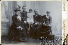 1906, Wolsk, Imperium Rosyjskie.
Portret rodziny Straszyńskich. Od lewej - Aniela, Renata (Renia), Halina (Hala), Stanisław i Wacław (Wacio). Zdjęcie wykonano w atelier fotograficznym 