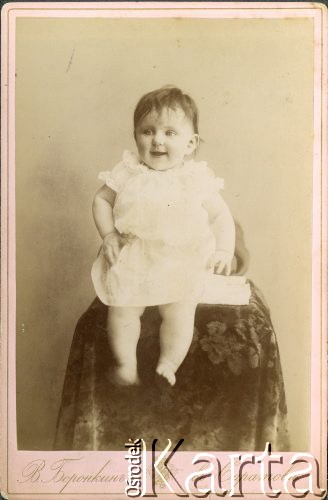 1892, Saratów, Imperium Rosyjskie.
Portret Ireny Straszyńskiej w wieku siedmiu miesięcy wykonany w atelier fotograficznym 