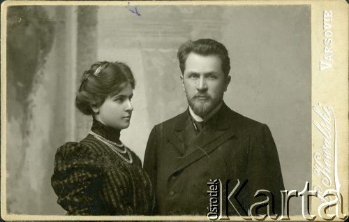 1906, Warszawa, zabór rosyjski.
Portet małżeński Janiny z d. Gorajskiej i Gabryela Sewerynów. Zdjęcie wykonane w atelier fotograficznym 