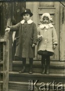 Ok. 1910, brak miejsca.
Portret rodzeństwa - Zbigniewa i Krystyny Jankowskich - na schodach przed domem.
Fot. NN, zbiory Ośrodka KARTA, przekazała Danuta Tyszyńska-Kownacka.
