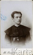 1898, Mińsk, Imperium Rosyjskie.
Portret księdza Gaszyńskiego, prefekta szkolnego, wykonane w atelier fotograficznym 