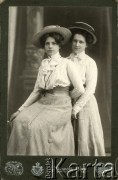 1906, Mińsk, Imperium Rosyjskie.
Portret sióstr Jadwigi i Marii Zórawskich wykonany w atelier fotograficznym 