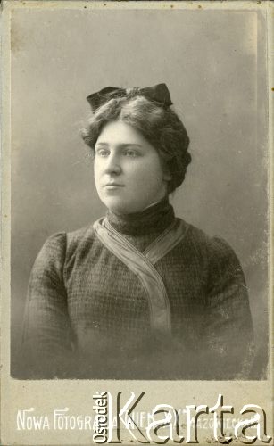 Ok. 1900, brak miejsca.
Portret Jadwigi Żórawskiej wykonany w atelier fotograficznym 
