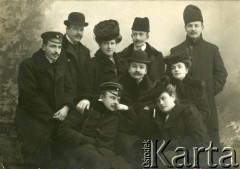 Ok. 1900, brak miejsca.
Jadwiga Żórawskiej (prawdopodobnie stoi w 2. rzędzie) z koleżankami ze studiów i żołnierzami w mundurach armii carskiej.
Fot. NN, zbiory Ośrodka KARTA, przekazała Danuta Tyszyńska-Kownacka.