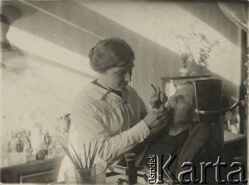 1915, Mińsk, Imperium Rosyjskie.
Jadwiga Żórawska podczas wykonywania zabiegu w gabinecie denstystycznym.
Fot. NN, zbiory Ośrodka KARTA, przekazała Danuta Tyszyńska-Kownacka.