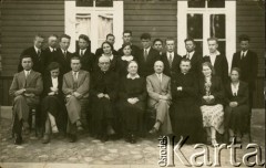 Przed 1939, Nieśwież, woj. nowogródzkie, Polska.
Zdjęcie grupowe grona nauczycielskiego w Nieświeżu.
Fot. NN, zbiory Ośrodka KARTA, przekazała Danuta Tyszyńska-Kownacka.