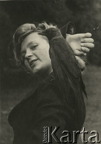 Przed 1939, brak miejsca.
Halina Kostecka-Kwiatkowska z kawką na ramieniu.
Fot. NN, zbiory Ośrodka KARTA, przekazała Danuta Tyszyńska-Kownacka.