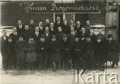 Przed 1939, brak miejsca.
Uczestnicy Kursu Drogomistrzów.
Fot. NN, kolekcja Jana Piekutowskiego, zbiory Ośrodka KARTA