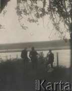 Przed 1939, brak miejsca.
Mężczyźni nad Wilejką.
Fot. NN, kolekcja Jana Piekutowskiego, zbiory Ośrodka KARTA