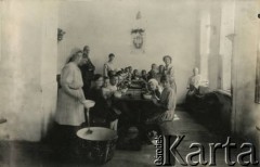 Przed 1939, brak miejsca.
Dzieci w ochronce przy stole.
Fot. NN, kolekcja Jana Piekutowskiego, zbiory Ośrodka KARTA