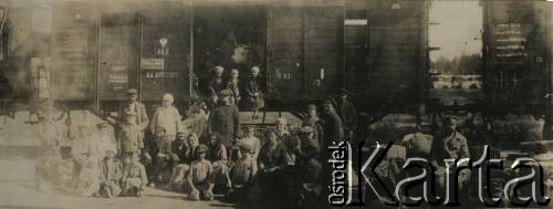 Przed 1939, brak miejsca.
Pociąg z repatriantami i bydłem.
Fot. NN, kolekcja Jana Piekutowskiego, zbiory Ośrodka KARTA