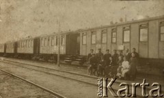 Przed 1939, brak miejsca.
Pamiątkowa fotografia na tle pociągu.
Fot. NN, kolekcja Jana Piekutowskiego, zbiory Ośrodka KARTA