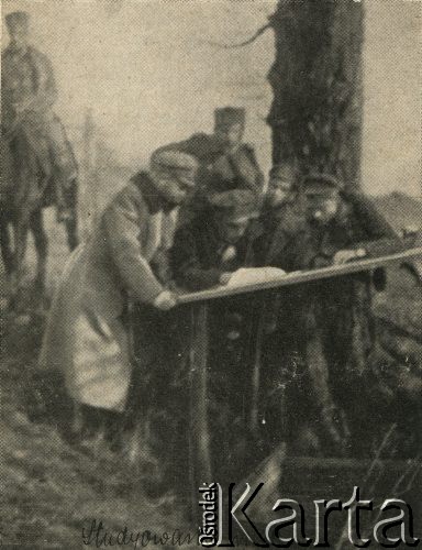 1914-1918, brak miejsca.
Żołnierze podczas studiowania mapy. U dołu zdjęcia odręczny napis 