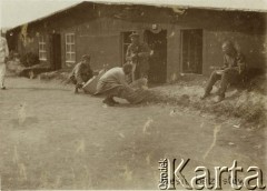 1917, Szczypiorno k. Kalisza.
Niemiecki obóz dla internowanych jeńców wojennych - polskich legionistów w Szczypiornie. Żołnierze podczas spożywania posiłku. W prawym dolnym rogu napis: 