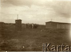 1917, Szczypiorno k. Kalisza.
Widok niemieckiego obozu dla internowanych żołnierzy Legionów Polskich w Szczypiornie. Na odwrocie zdjęcia podpis 