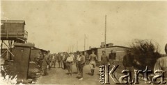 1917, Szczypiorno k. Kalisza.
Internowani legioniści na głównej ulicy w niemieckim obozie jenieckim w Szczypiornie. W prawym dolnym rogu podpis: 