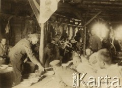 1917, Szczypiorno k. Kalisza.
Niemiecki obóz dla internowanych jeńców wojennych - polskich legionistów w Szczypiornie. Wieźniowie podczas spożywania posiłku. W prawym dolnym rogu podpis: 