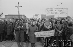 12.02.1981, Warszawa, Polska.
Manifestacja w związku z rozprawą rewizyjną przed Sądem Najwyższym w sprawie rejestracji 