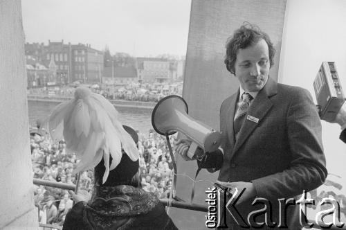 Ok. 1981, Bydgoszcz, Polska.
Jan Rulewski z megafonem. 
Fot. Tomasz Tomaszewski, zbiory Ośrodka KARTA