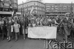 30.07.1981, Łódź, Polska.
Marsz głodowy - jeden z wielu protestów zorganizowanych w kilkunastu miastach Polski na przełomie lipca i sierpnia 1981 roku. Protesty były spowodowane problemami w zaopatrzeniu, zmniejszeniem kartkowych przydziałów mięsa oraz podwyżką cen. Marsz w Łodzi był najliczniejszy. Uczestniczyły w nim głównie kobiety z dziećmi. Na zdjęciu manifestujący na Placu Wolności. Kobiety i dzieci niosą transparent o treści: 