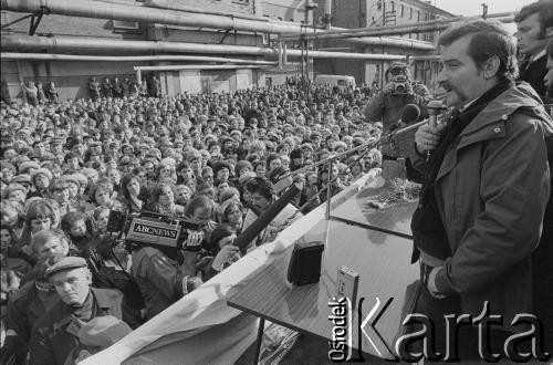 27.10.1981, Żyrardów, Polska.
Wizyta Lecha u strajkujących pracowników żyrardowskich zakładów przemysłowych, głównie włókienniczych. Protest rozpoczął się 12 października i trwał do 4 listopada. Strajkujący żądali m.in poprawy zaopatrzenia w sklepach, sprawiedliwego podziału żywności. Na zdjęciu wiec na terenie Centrali Zakładów Przemysłu Lniarskiego. Lech Wałęsa przemawiają do tłumu strajkujących, głównie kobiet.
Fot. Tomasz Tomaszewski, zbiory Ośrodka KARTA