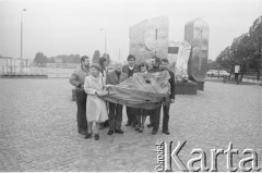 Początek grudnia 1981, Gdynia, Polska.
Bohaterowie wydarzeń grudnia 1970 roku w Gdyni na tle pomnika 