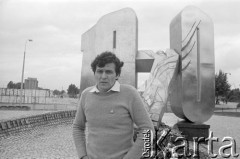 Początek grudnia 1981, Gdynia, Polska.
Bohater wydarzeń grudnia 1970 roku - Adam Gotner na tle pomnika 