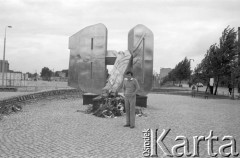Początek grudnia 1981, Gdynia, Polska.
Bohater wydarzeń grudnia 1970 roku - Adam Gotner na tle pomnika 