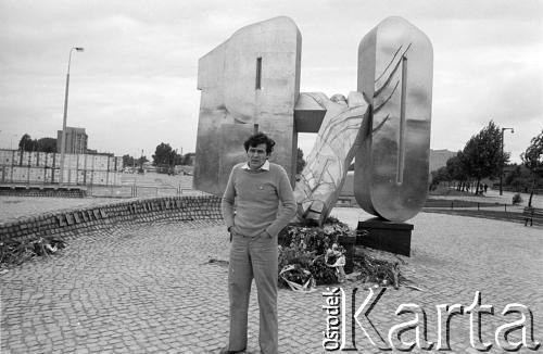Początek grudnia 1981, Gdynia, Polska.
Bohater wydarzeń grudnia 1970 roku - Adam Gotner na tle pomnika 