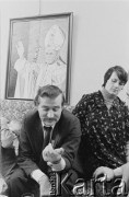 1981, Gdańsk - Zaspa, Polska.
Danuta i Lech Wałęsa w swoim mieszkaniu. Z lewej ich córka Anna.
Fot. Tomasz Tomaszewski, zbiory Ośrodka KARTA
