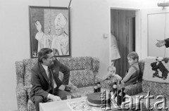 1981, Gdańsk - Zaspa, Polska.
Lech Wałęsa z córką Anną i synem Jarosławem.
Fot. Tomasz Tomaszewski, zbiory Ośrodka KARTA