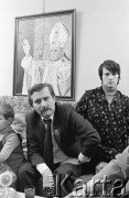 1981, Gdańsk - Zaspa, Polska.
Danuta i Lech Wałęsa w swoim mieszkaniu. Z lewej ich córka Anna i syn Jarosław.
Fot. Tomasz Tomaszewski, zbiory Ośrodka KARTA
