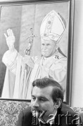1981, Gdańsk - Zaspa, Polska.
Lech Wałęsa w swoim mieszkaniu, w tle obraz przedstawiający papieża Jana Pawła II.
Fot. Tomasz Tomaszewski, zbiory Ośrodka KARTA
