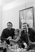 1981, Gdańsk - Zaspa, Polska.
Lech Wałęsa z synem Jarosławem i ksiądzem Henrykiem Jankowskim.
Fot. Tomasz Tomaszewski, zbiory Ośrodka KARTA