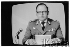 Po 13.12.1981, Warszawa, Polska.
Pułkownik (nieznane nazwisko) w programie informacyjnym Programu Pierwszego Telewizji Polskiej 