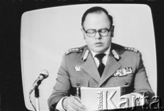 Po 13.12.1981, Warszawa, Polska.
Pułkownik (nieznane nazwisko) w programie informacyjnym Programu Pierwszego Telewizji Polskiej 