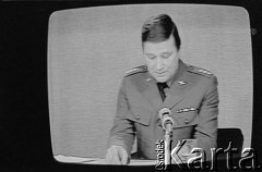 Po 13.12.1981, Warszawa, Polska.
Porucznik (nieznane nazwisko) w programie informacyjnym Programu Pierwszego Telewizji Polskiej 