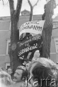 3.05.1982, Warszawa, Polska.
Niezależna manifestacja na Starym Mieście. Uczestnicy manifestacji przed Zamkiem Królewskim, na drzewie wiszą transparenty: demonstranci o treści: 