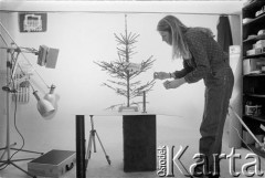 24.12.1981, Warszawa, Polska.
Małgorzata Niezabitowska zapala świecę przy choince przystrojonej w kartkę z napisem 