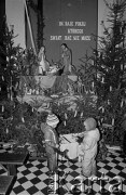 Grudzień 1981, Konstancin-Jeziorna, Polska.
Żłóbek bożonarodzeniowy, przy którym dzieci składają w darze zabawki - broń.
Fot. Tomasz Tomaszewski, zbiory Ośrodka KARTA